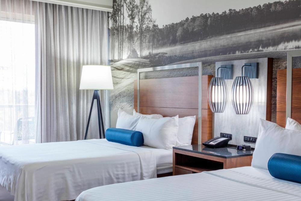 Queen Room with Two Queen Beds and Adapted Tub - Mobility and Hearing Accessible interior